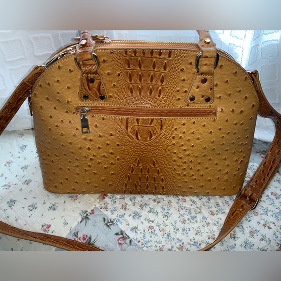Alligator Textured Handbag - Picture 4 of 12